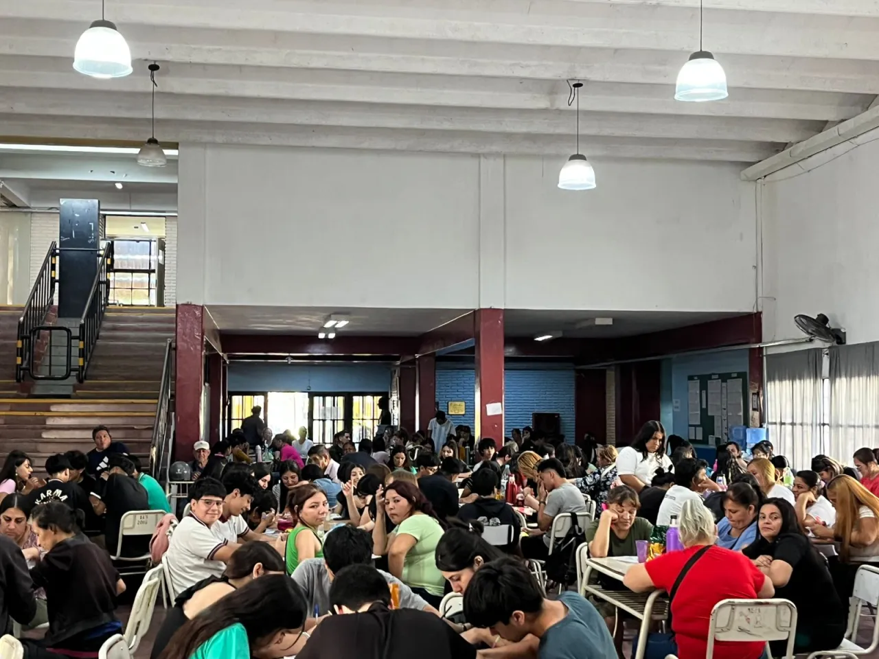 Un community manager de un colegio inventó una beca, llevó engañadas a 3 jóvenes a Jujuy y las filmo en el baño