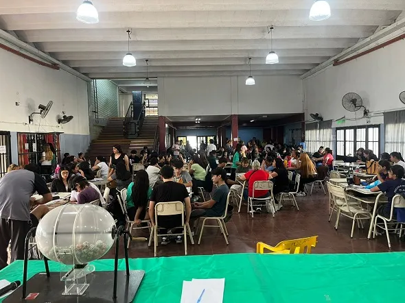Un community manager de un colegio inventó una beca, llevó engañadas a 3 jóvenes a Jujuy y las filmo en el baño