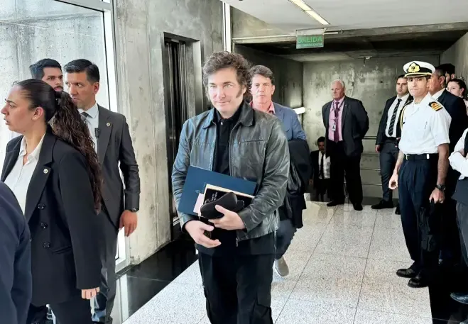 Un compañero de trabajo le propuso hacer un trío con su novia y terminaron en la comisaría