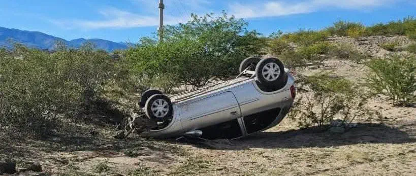 Un conductor lesionado tras un espectacular vuelco