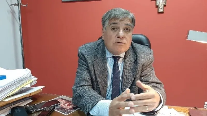 Un conductor persiguió al novio de su ex, le chocó el auto, lo atacó a golpes y terminó detenido