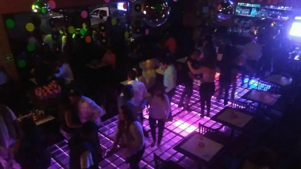 Un expolicía violó 100 veces el arresto domiciliario, pero igual le concedieron la libertad condicional