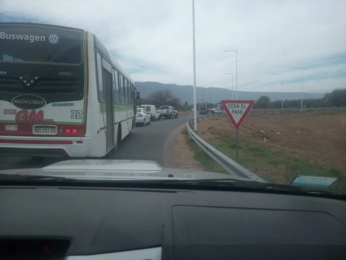 Un Fiat Uno Fire y un Peugeot 408 colisionaron en la Capital