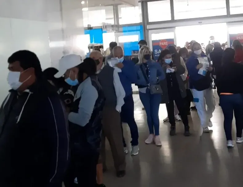 Un grupo de amigos fabrica zapatillas con neumáticos descartados