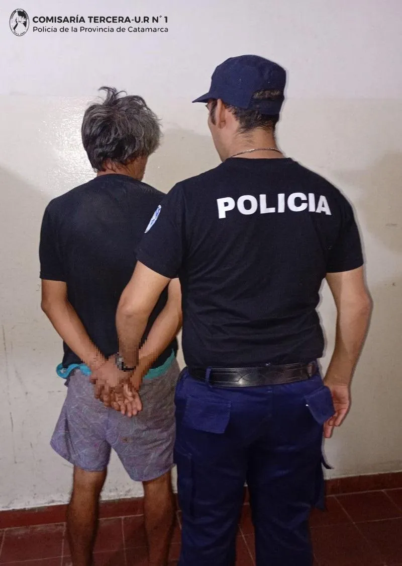 Un hombre atacó a su pareja y a su hija dentro de un auto y después se suicidó