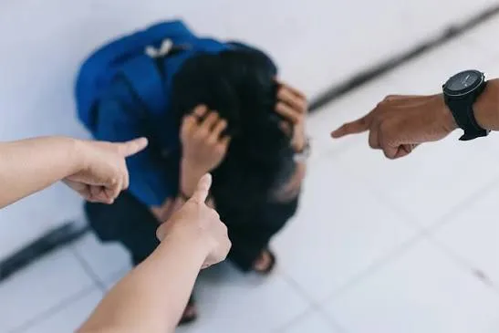 Un hombre cenaba con su esposa en Mostaza, se descompensó y murió