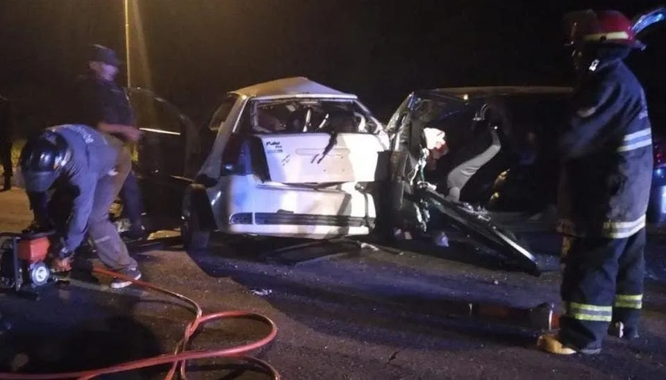 Un hombre de 50 años arrojó del auto a su pareja de 19 y al bebé de 1 año