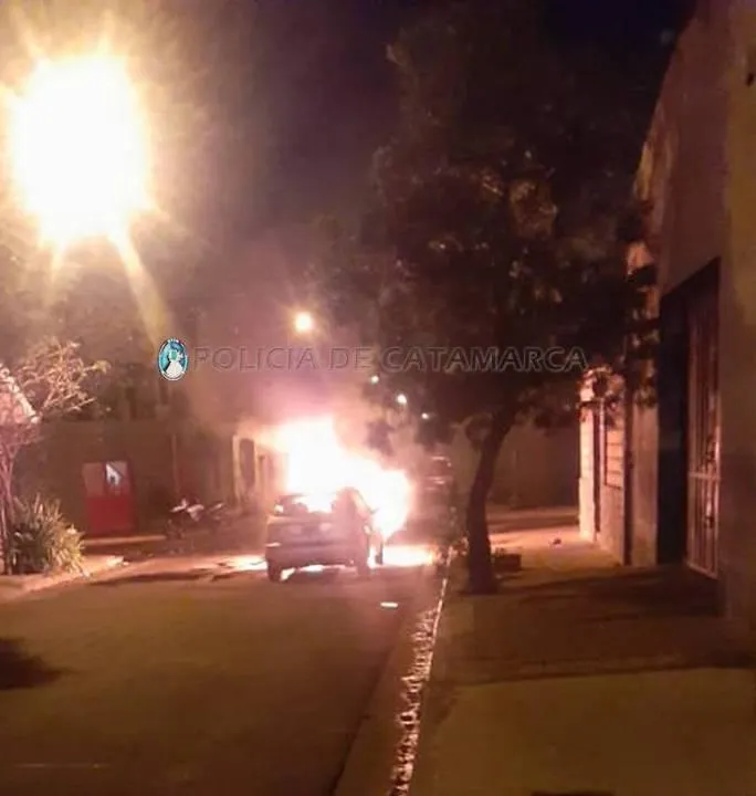 Un hombre desciende apurado de su auto para hacer sus necesidades y se lo roban