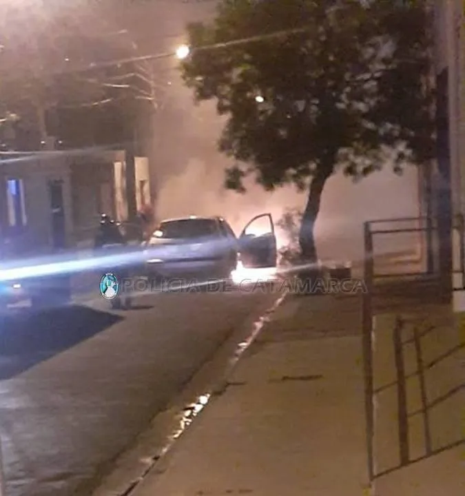 Un hombre desciende apurado de su auto para hacer sus necesidades y se lo roban