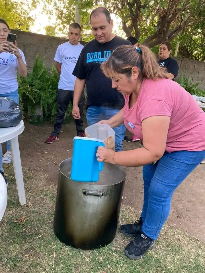 Un hombre encontró un ingenioso método para cortar el pasto y revolucionó las redes