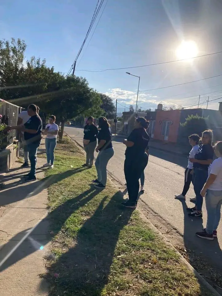 Un hombre encontró un ingenioso método para cortar el pasto y revolucionó las redes