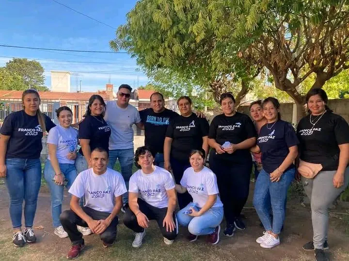 Un hombre encontró un ingenioso método para cortar el pasto y revolucionó las redes