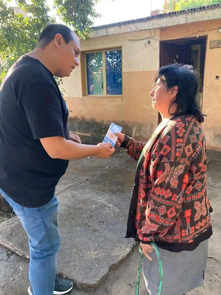 Un hombre encontró un ingenioso método para cortar el pasto y revolucionó las redes