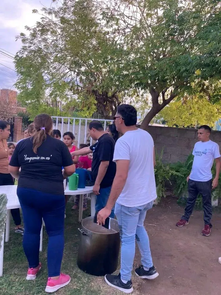Un hombre encontró un ingenioso método para cortar el pasto y revolucionó las redes