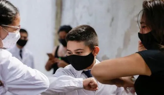 Un hombre fue internado de urgencia tras recibir por error dos vacunas seguidas