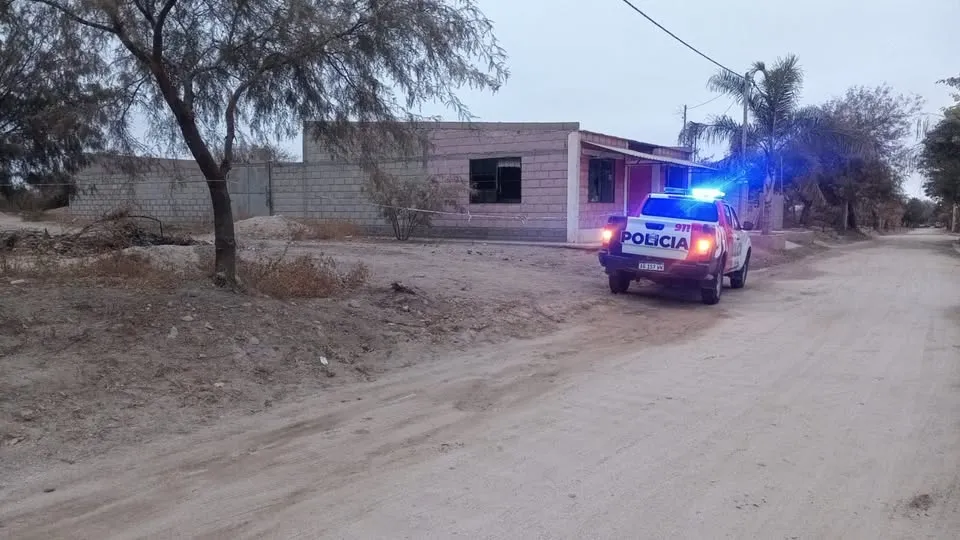 Un hombre golpeó a su pareja y la tiró a un canal de riego tras discutir a la salida de un karaoke
