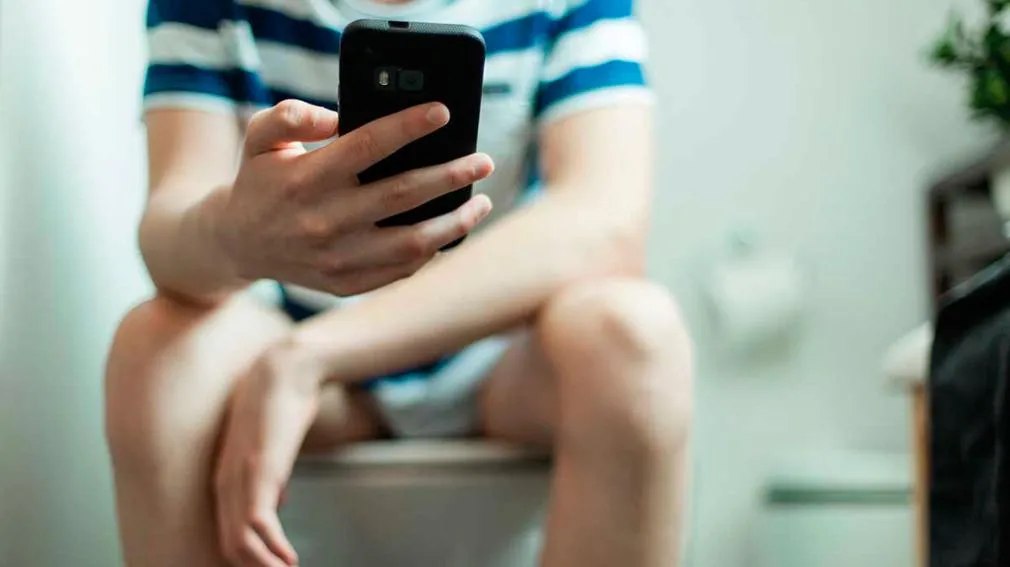 Un hombre intentó robarle el celular a un chico, los vecinos lo atraparon y terminó llorando