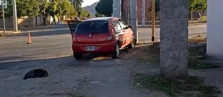 Un hombre le dio un brutal golpe a su hijo