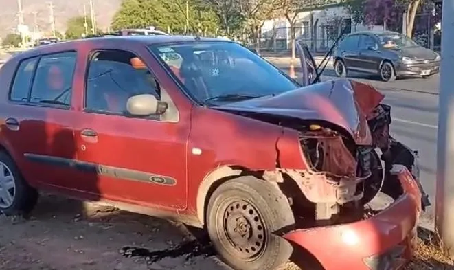 Un hombre le dio un brutal golpe a su hijo