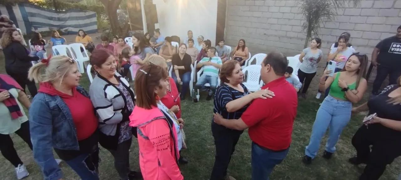 Un hombre manejó el auto de su esposa y se horrorizó cuando encontró algo totalmente asqueroso