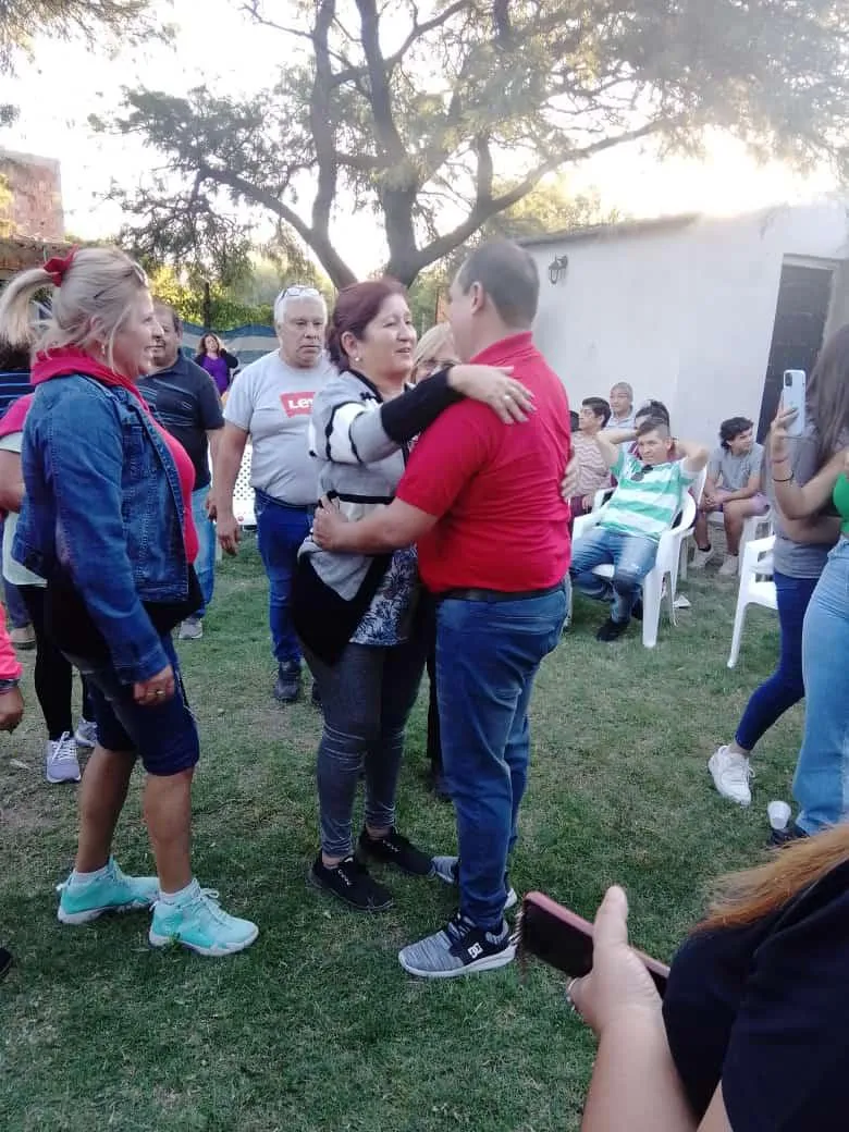 Un hombre manejó el auto de su esposa y se horrorizó cuando encontró algo totalmente asqueroso