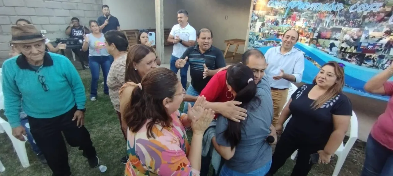 Un hombre manejó el auto de su esposa y se horrorizó cuando encontró algo totalmente asqueroso