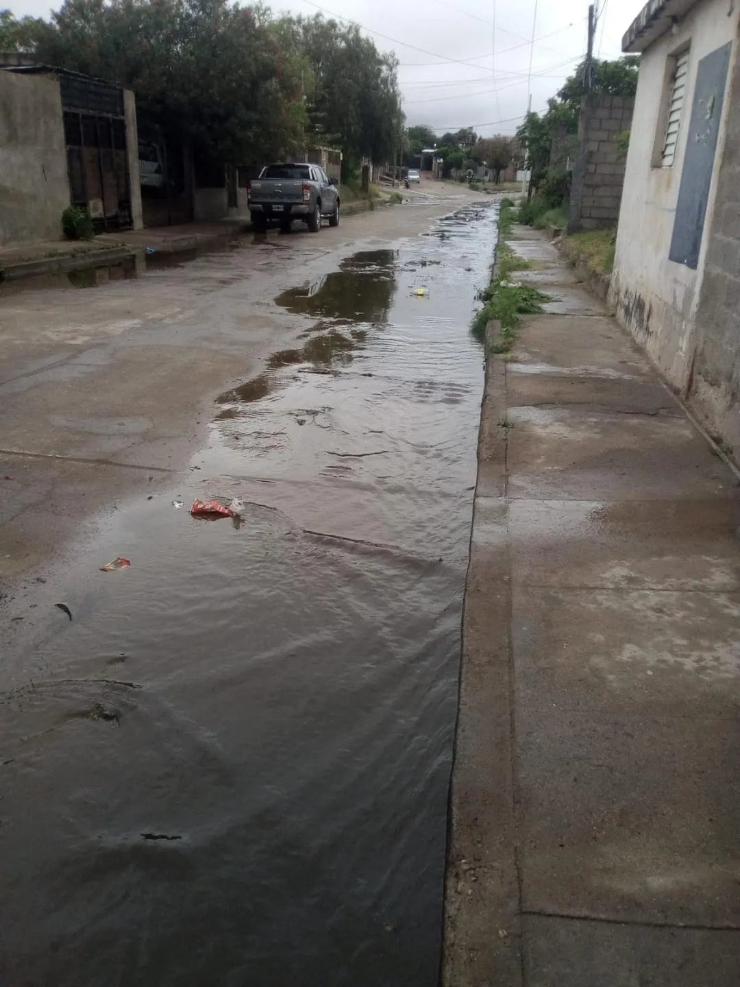 Un hombre se desnudó frente a todos para celebrar la llegada de un poco de lluvia