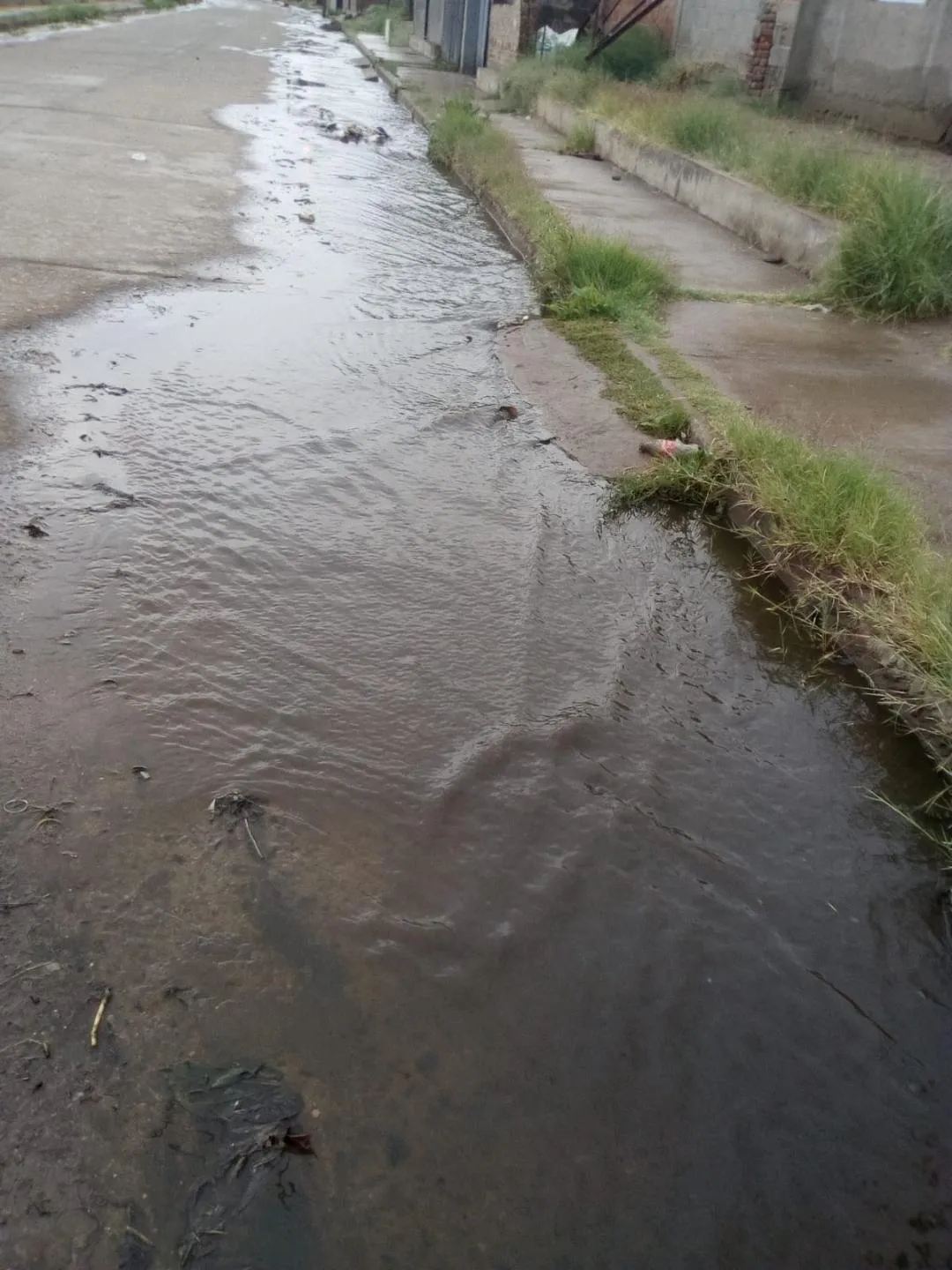 Un hombre se desnudó frente a todos para celebrar la llegada de un poco de lluvia