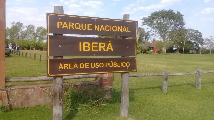 Un joven agredió a dos policías