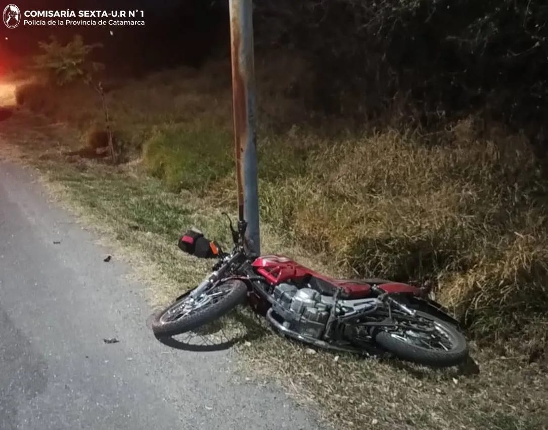Un joven chocó contra un poste de alumbrado y fue trasladado al Hospital San Juan Bautista