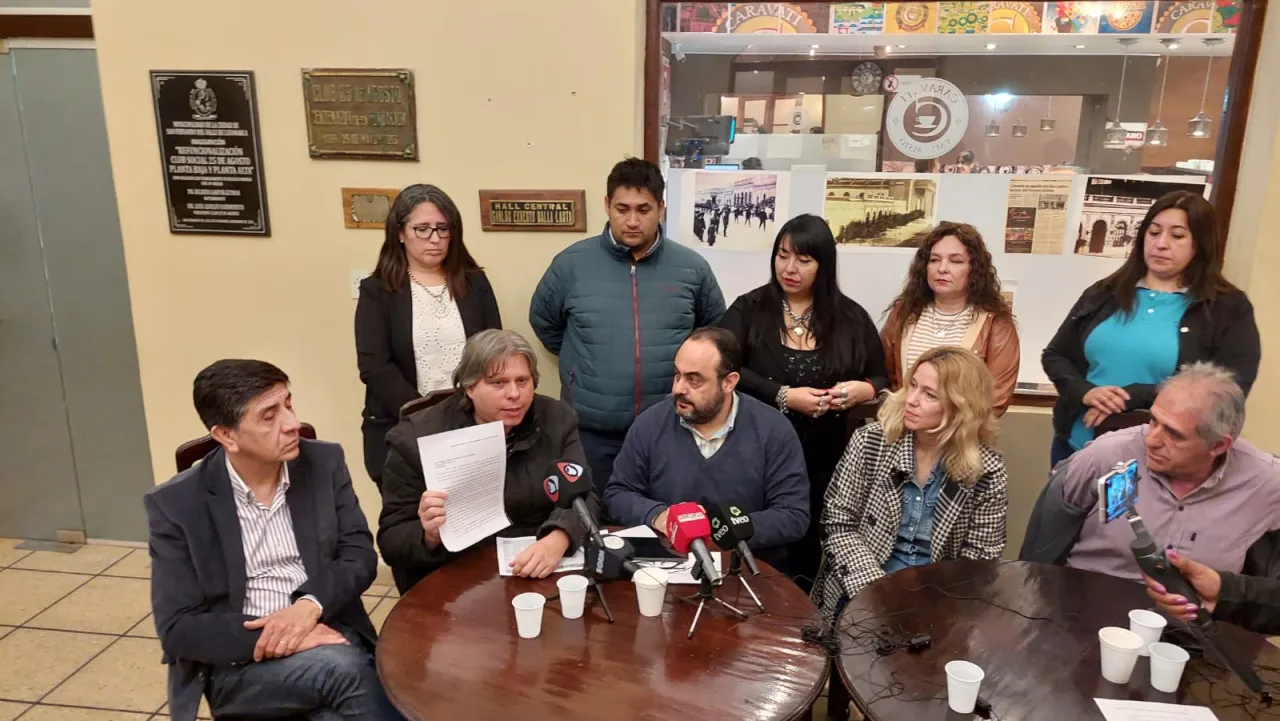 Un joven resultó lesionado tras chocar contra una camioneta estacionada