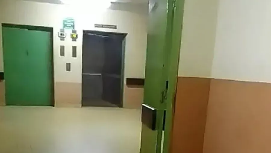 Un paciente psiquiátrico le arrancó un dedo a una policía