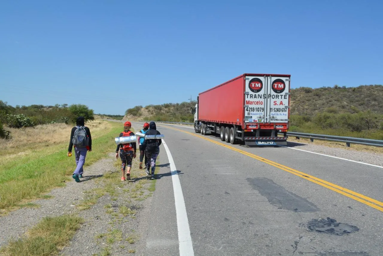 Un peligro: los detuvieron por viajar en el techo de un auto