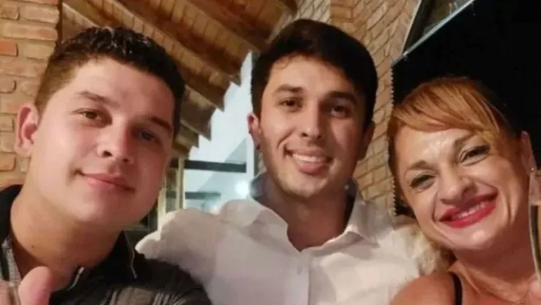 Un perro recorre las carnicerías de su pueblo, está obeso y sus dueños piden a los vecinos que no lo alimenten
