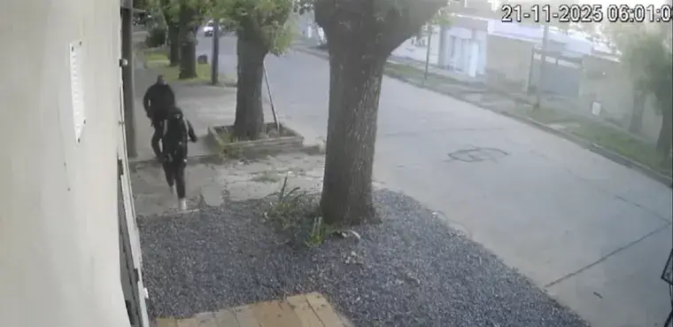 Un policía intentó robar en una casa, lo vieron por las cámaras y fue detenido