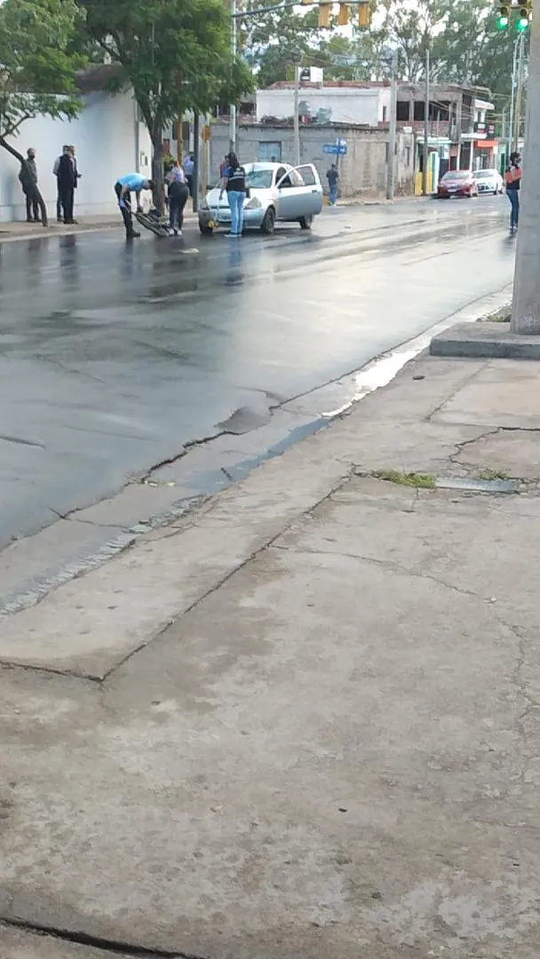 Un poste cayó encima de él