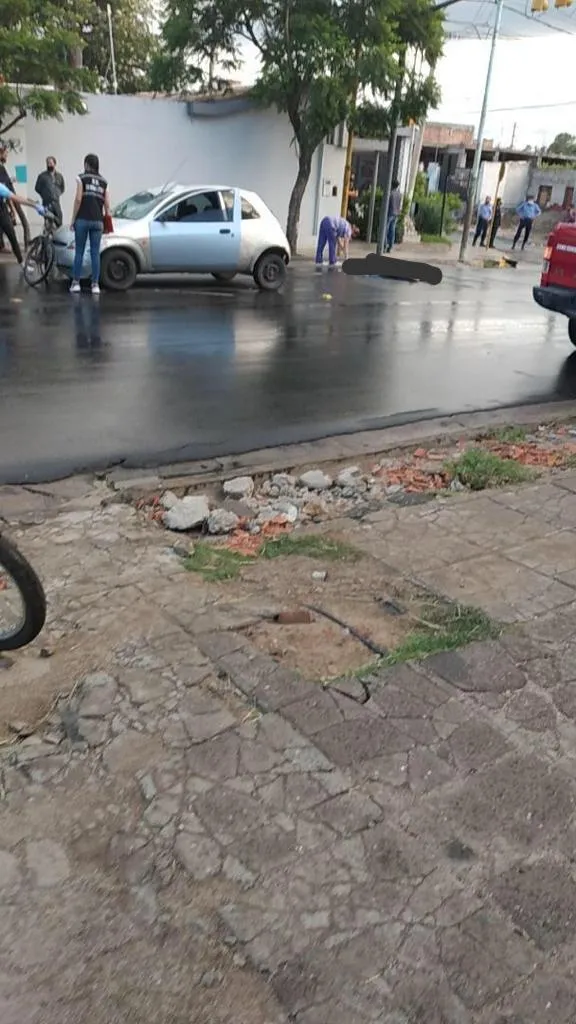 Un poste cayó encima de él
