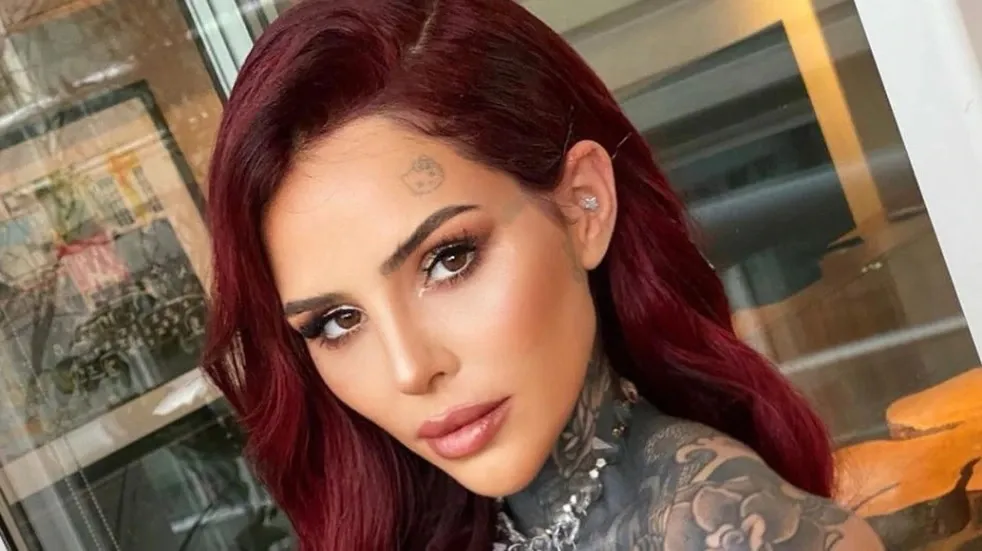 Un tatuador entendió mal el diseño de un tatuaje y así terminó su clienta