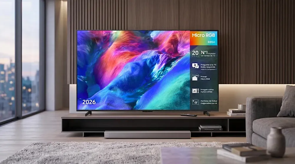 Un televisor encendido apoyado sobre un mueble en el living de una casa.
