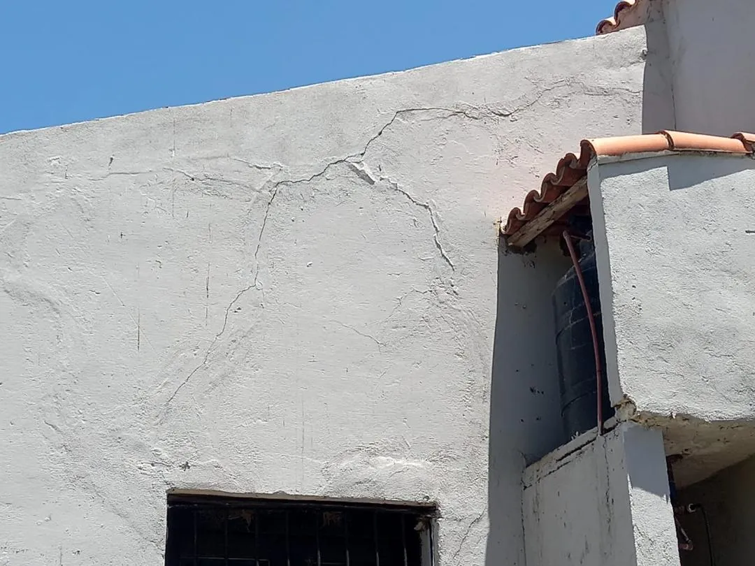 Un vehículo perdió el control y terminó dentro de una propiedad privada