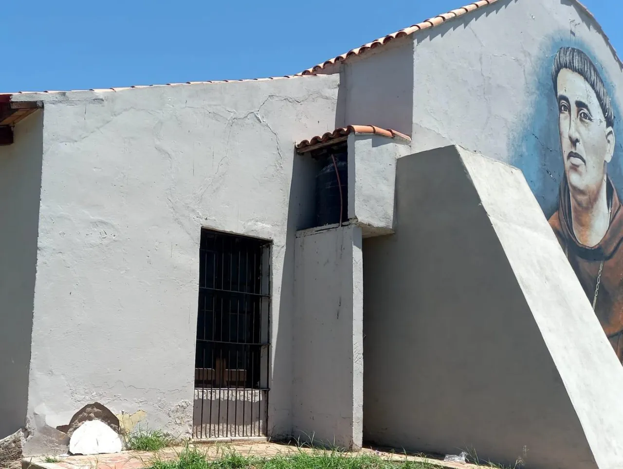 Un vehículo perdió el control y terminó dentro de una propiedad privada