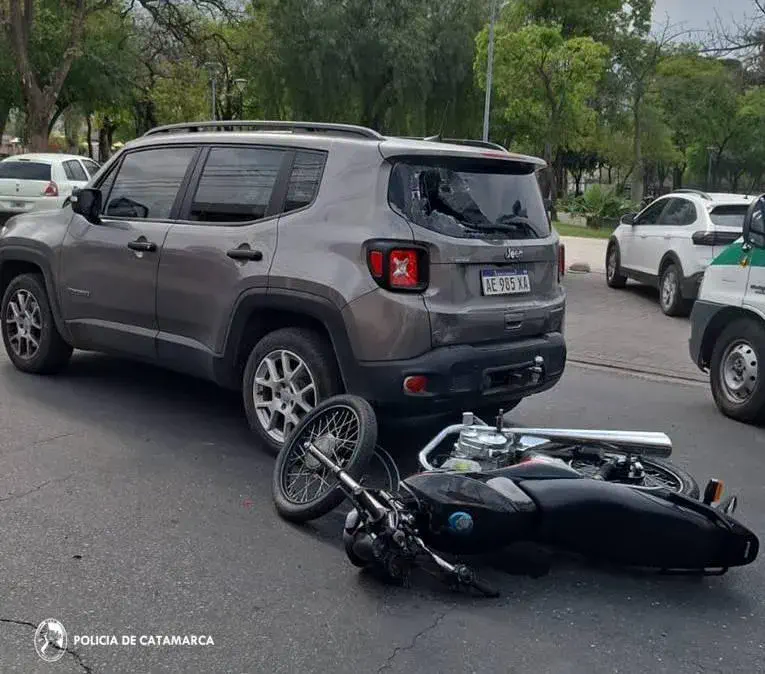 Una camioneta y una moto colisionaron