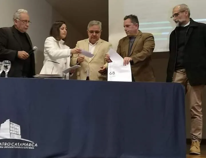 Una camioneta y una moto colisionaron