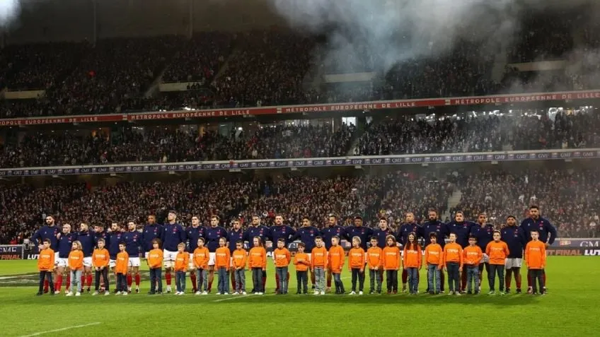 Una decena de motociclistas se cayeron por una mancha de aceite frente a OSEP