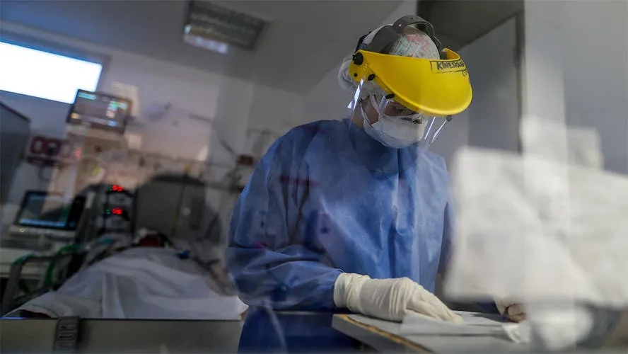 Una enfermedad genética duplicó el tamaño de sus piernas y le sacaron un tumor de 30 kg