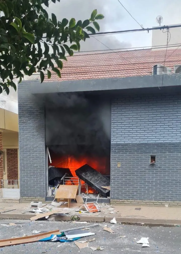 Una explosión destruyó un local comercial en pleno centro