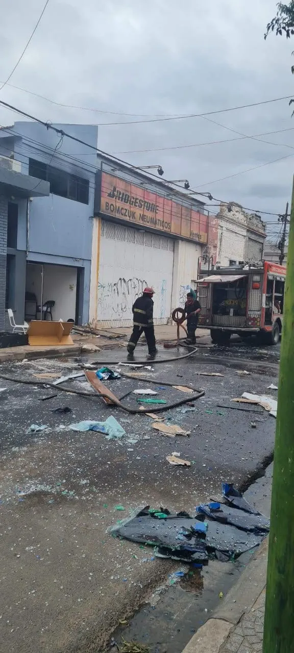 Una explosión destruyó un local comercial en pleno centro