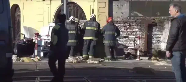 Una formación del Tren Sarmiento arrolló a una camioneta y dejó un muerto