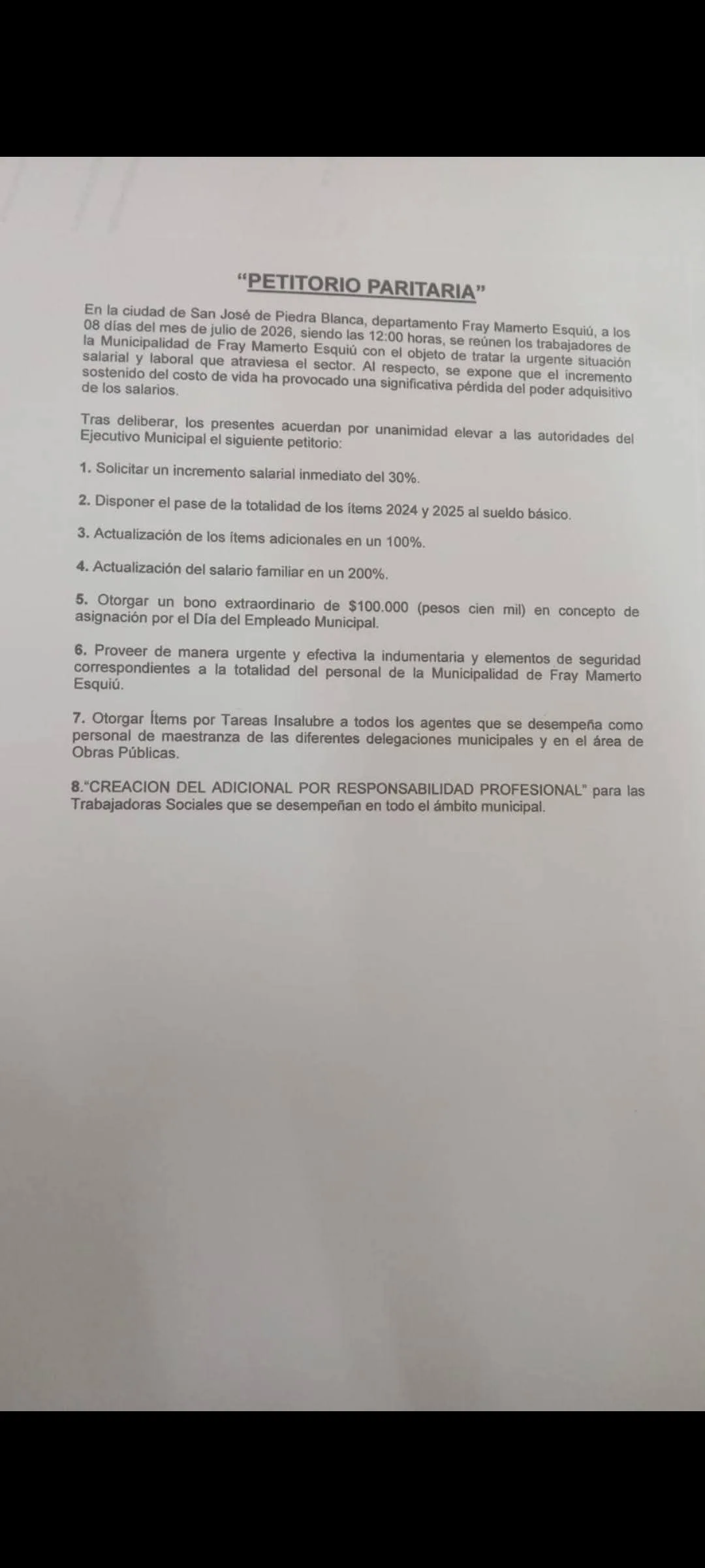 Una hoja impresa detalla un petitorio de paritaria con ocho puntos de reclamo laboral.