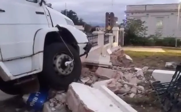 Una joven entró a la casa de un hombre y lo golpeó para robarle el celular